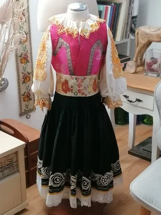 Starý detský piešťanský kroj